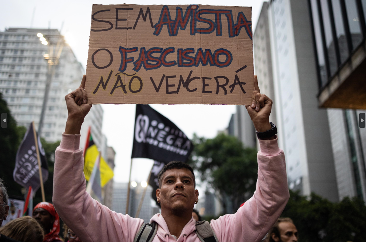 Un manifestante protesta contro le amnistie e il fascismo a San Paolo