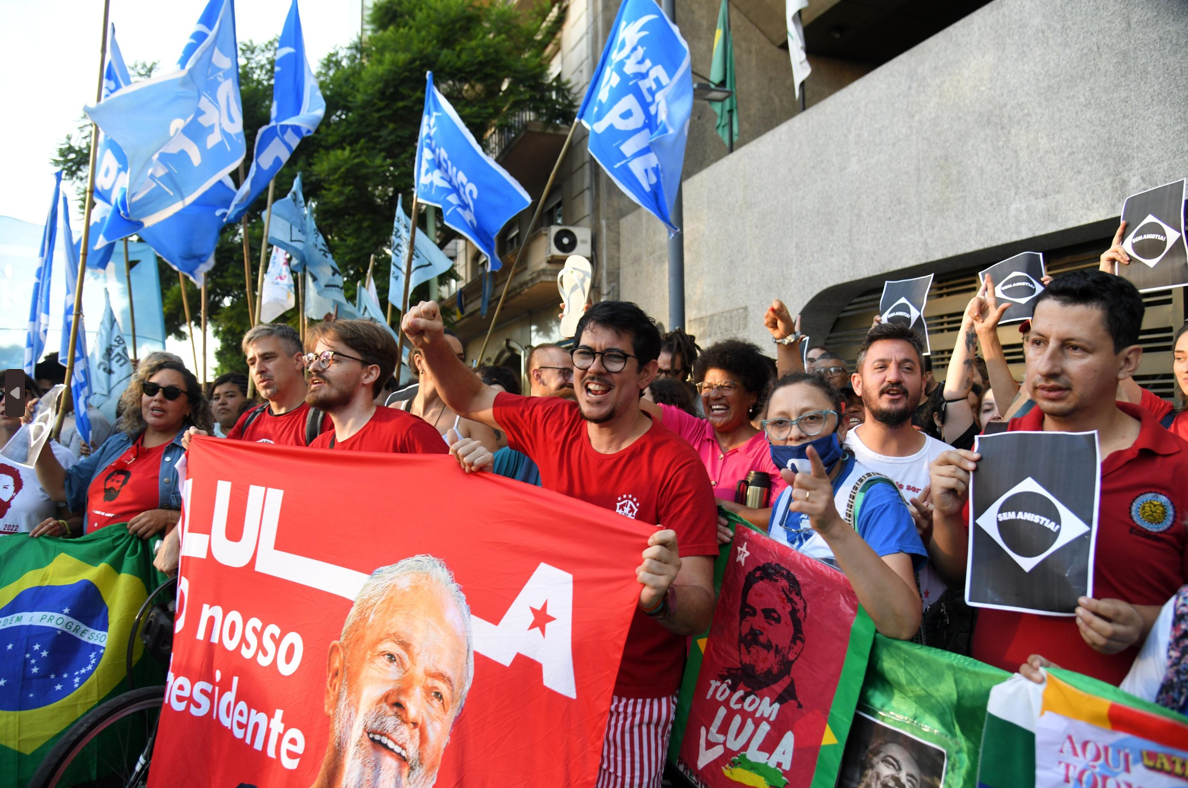Alcuni sostenitori di Lula riuniti davanti all'ambasciata brasiliana di Buenos Aires