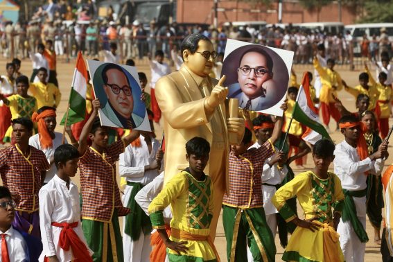 Gli studenti portano i ritratti di alcuni iconici personaggi indiani