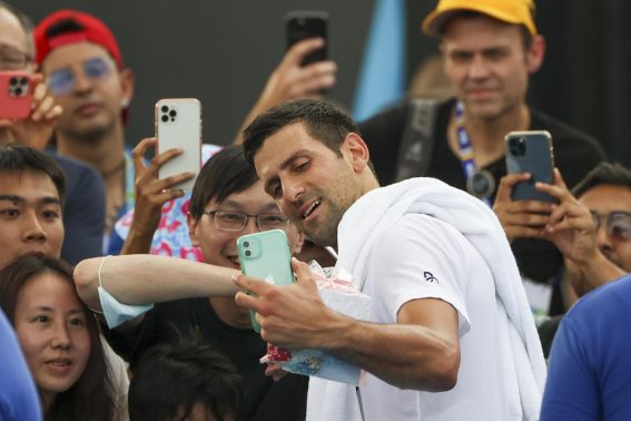 Nole Djokovic scatta un selfie con i fan durante la sua sessione di allenamento
