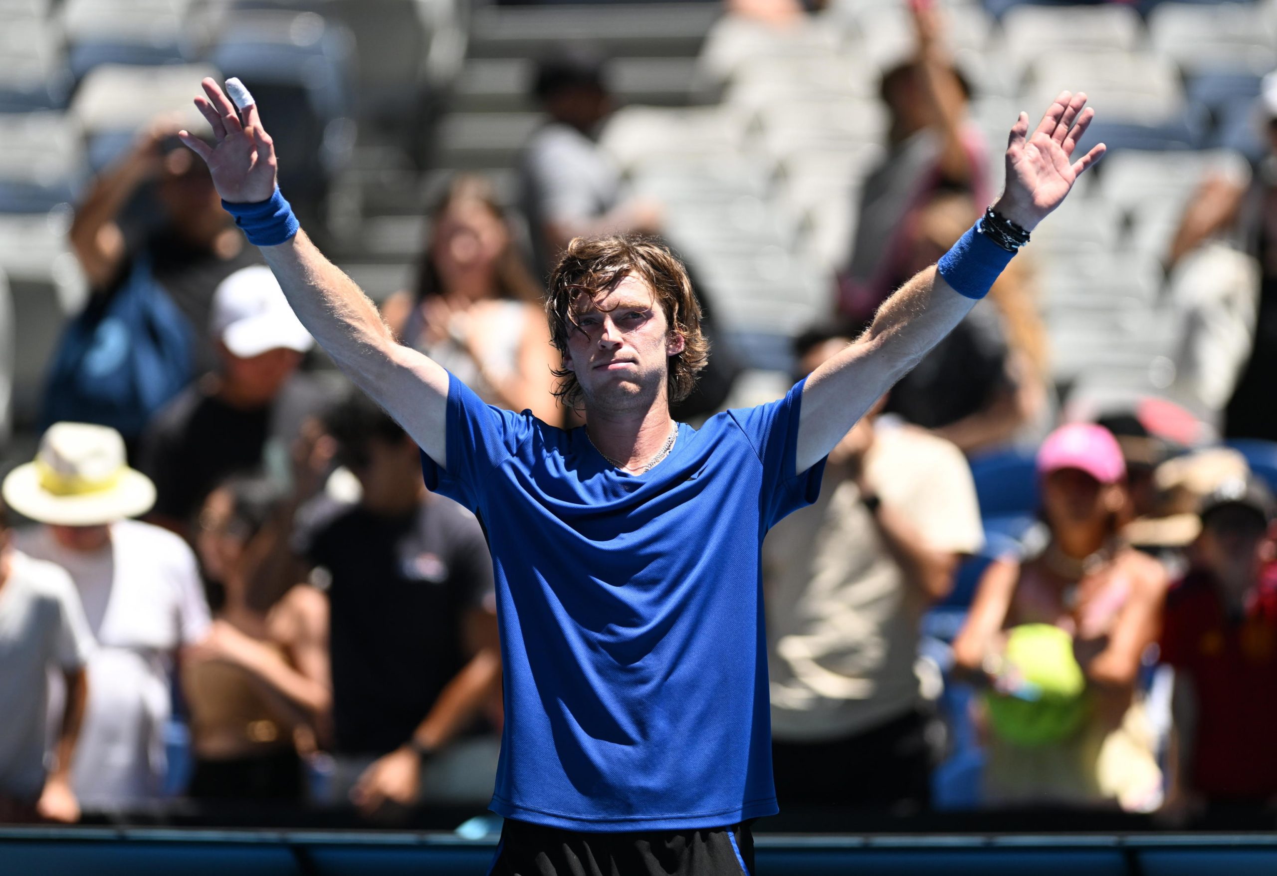 Il russo Andrey Rublev esulta dopo aver battuto l'austriaco Dominic Thiem