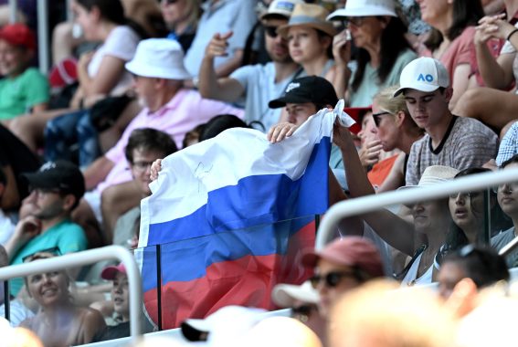 Una bandiera russa viene esposta da alcuni spettatori nonostante il divieto