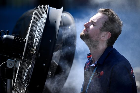 Uno spettatore trova refrigerio durante lo svolgimento del torneo