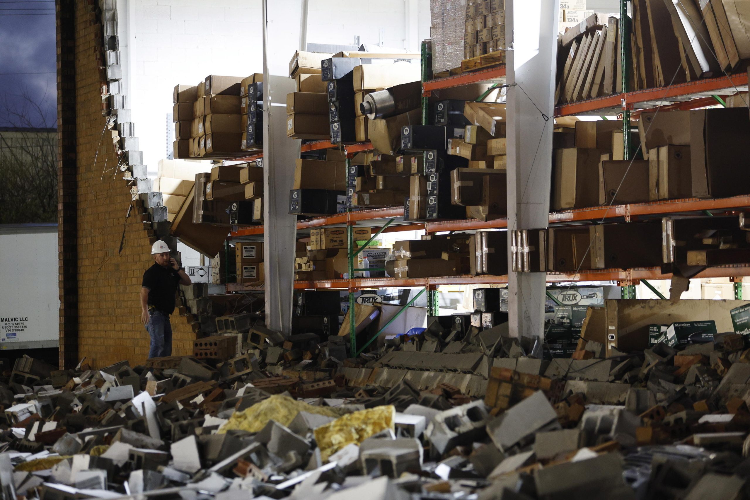 Austelle, Georgia (USA): un operatore accerta lo stato di un edificio danneggiato