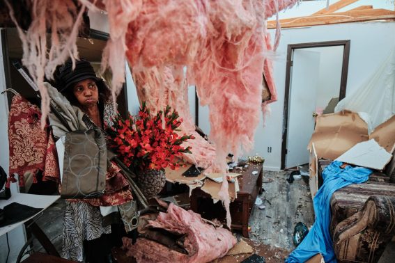 Mount Vernon, Georgia (USA): una donna tenta di salvare alcune cose dalla casa distrutta della nuora