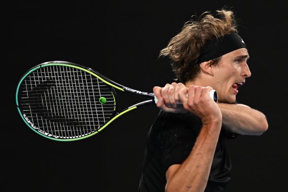 Alexander Zverev in azione contro il peruviano Juan Pablo Varillas