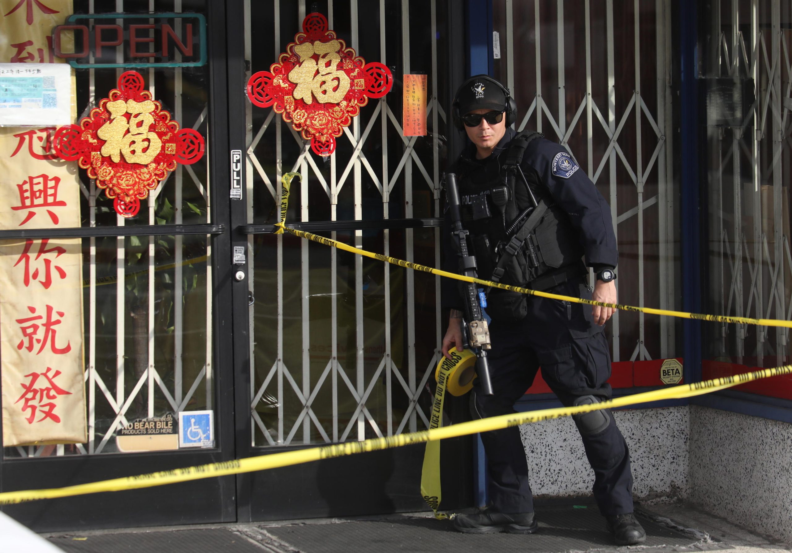 Un ufficiale di polizia indaga sulla scena del crimine dopo la strage Un ufficiale di polizia indaga sulla scena del crimine dopo la strage