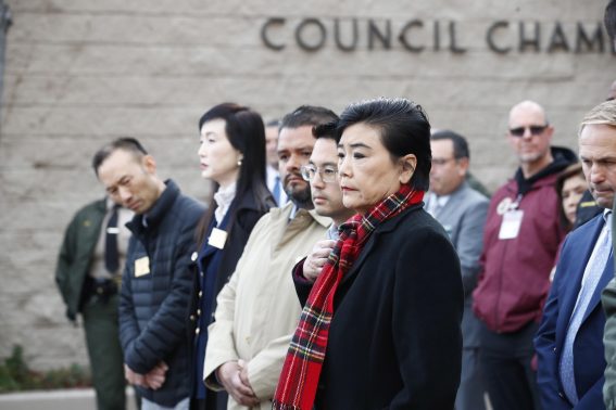 I funzionari di Monterey Park ascoltano la conferenza stampa I funzionari di Monterey Park ascoltano la conferenza stampa