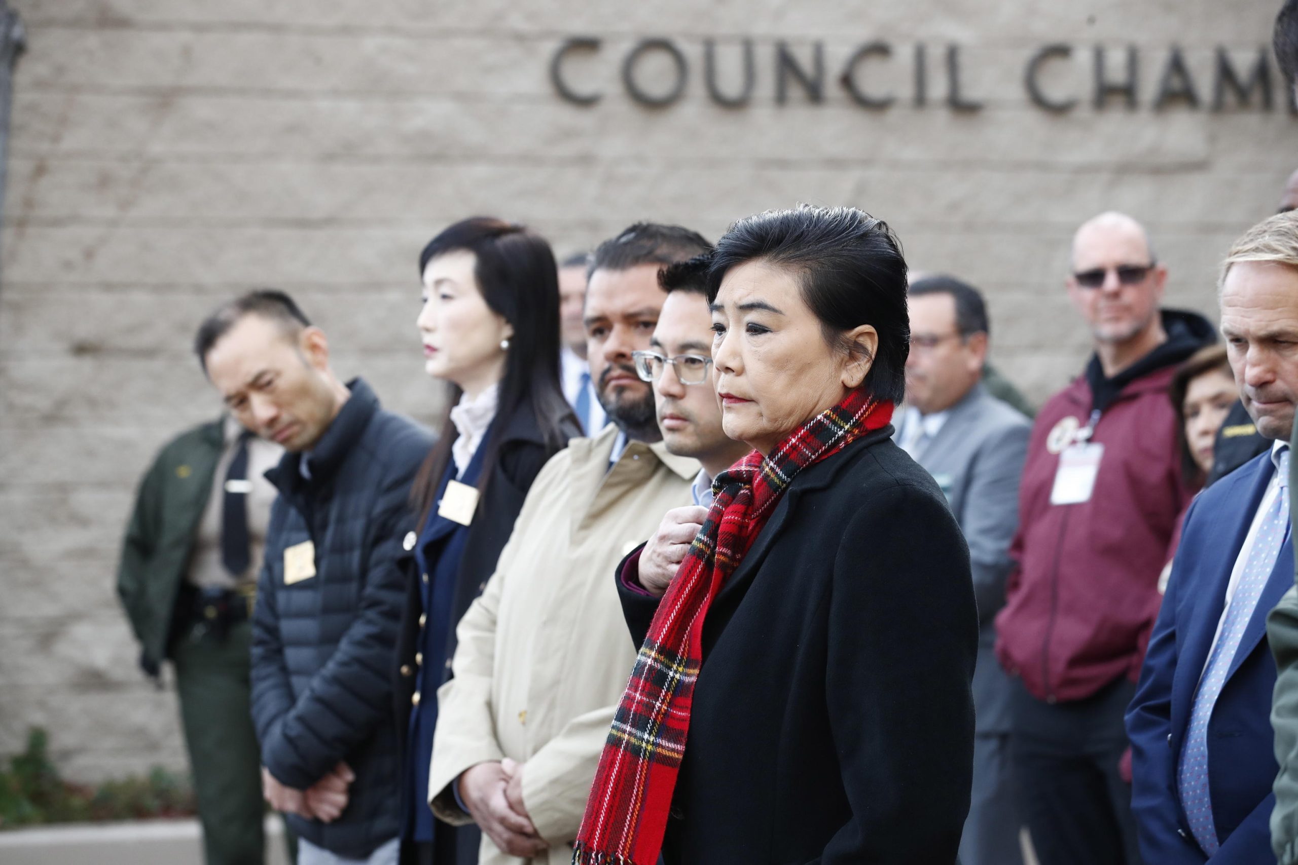 I funzionari di Monterey Park ascoltano la conferenza stampa I funzionari di Monterey Park ascoltano la conferenza stampa