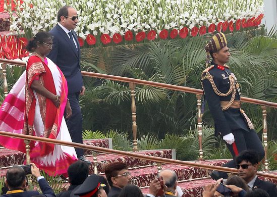 La presidente dell'India Droupadi Murmu con il presidente egiziano El-Sisi