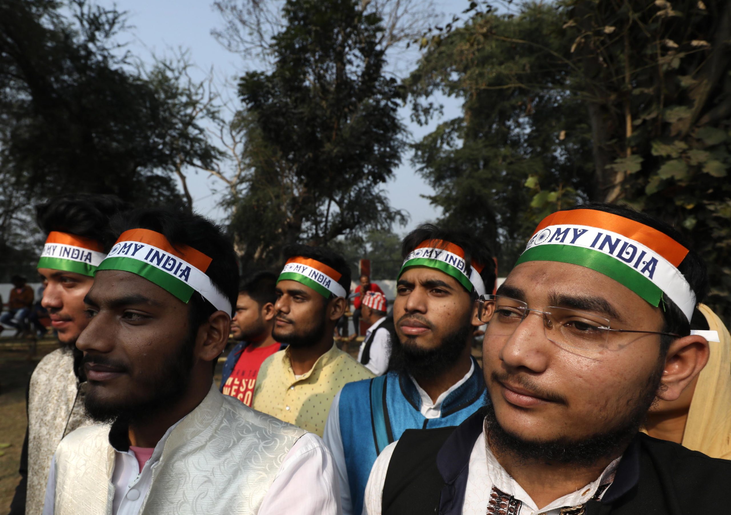 Alcuni partecipanti alla parata con le fasce della bandiera nazionale