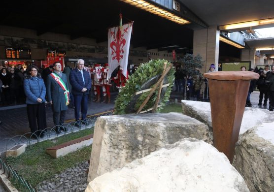 Sono presenti il sindaco di Firenze, il presidente della regione e il prefetto