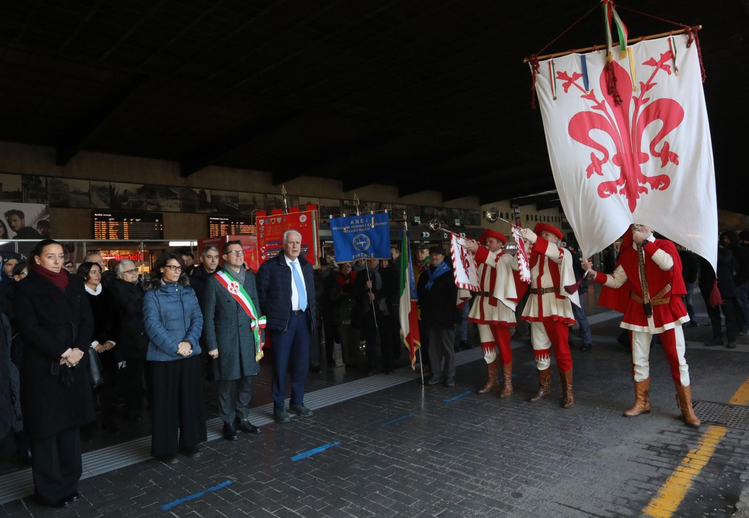 La stazione Santa Maria Novella affollata per la celebrazione