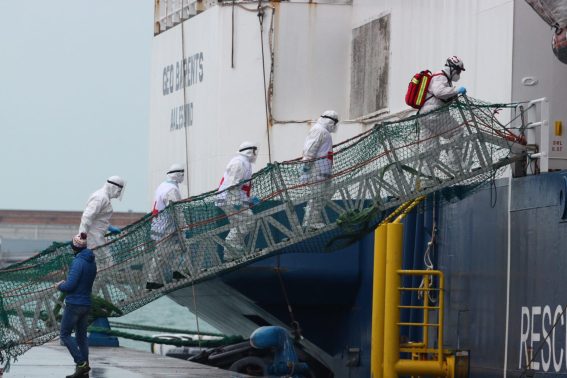 I membri della Croce Rossa salgono sulla nave per controllare i pazienti