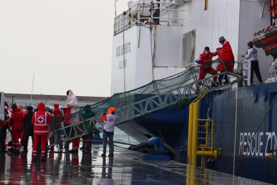 Cominciano a scendere i primi migranti salvati dalla Geo Barents Cominciano a scendere i primi migranti salvati dalla Geo Barents