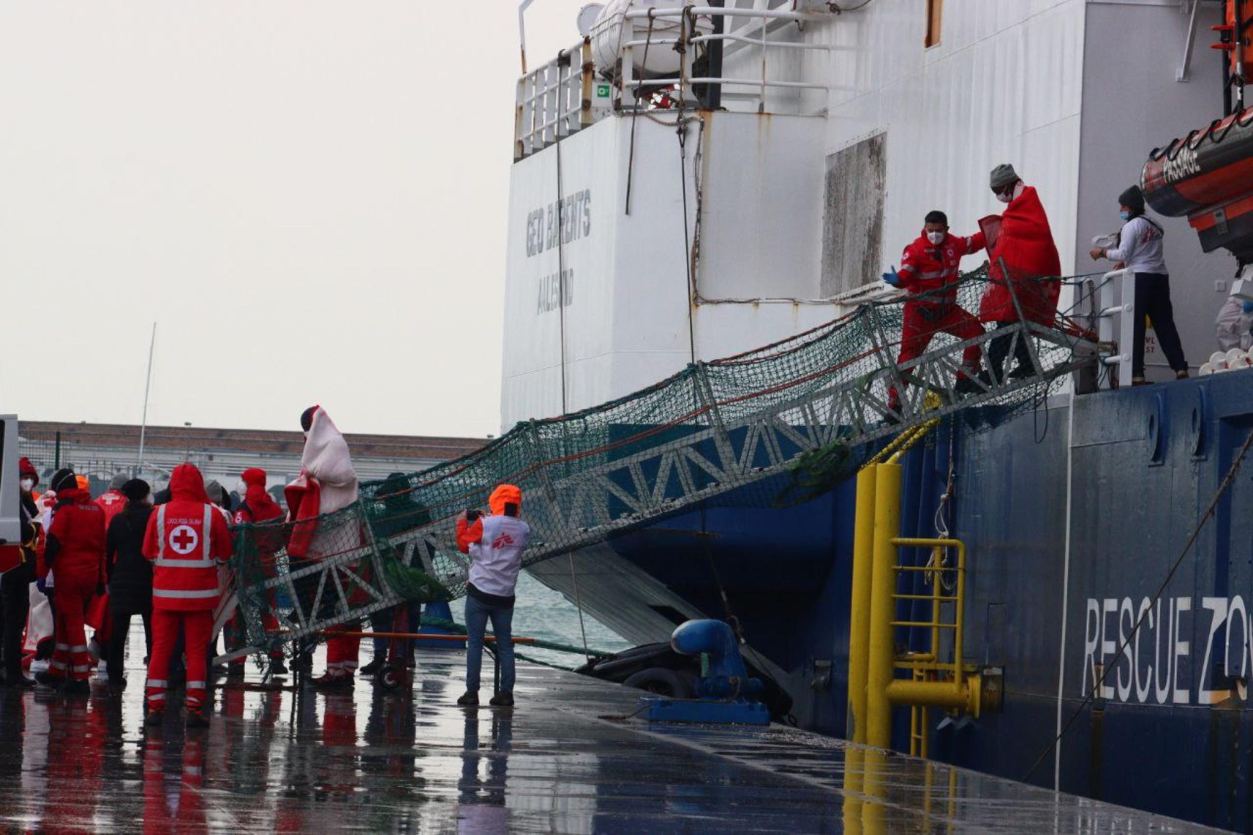 Cominciano a scendere i primi migranti salvati dalla Geo Barents Cominciano a scendere i primi migranti salvati dalla Geo Barents