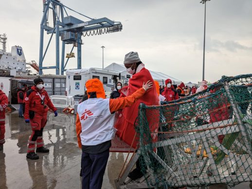 Un migrante soccorso dalla Geo Barents accolto dal personale di Medici Senza Frontiere
