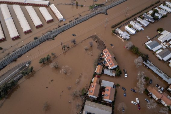 Le proprietà lungo il Beer Creek allagate dopo le tempeste che ieri hanno colpito la California