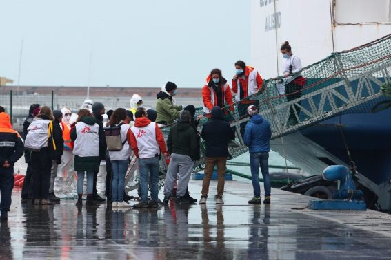 I membri della squadra di salvataggio della Geo Barents scendono dalla nave