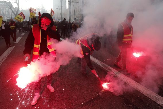 Vigili del fuoco accendono razzi rossi durante la manifestazione