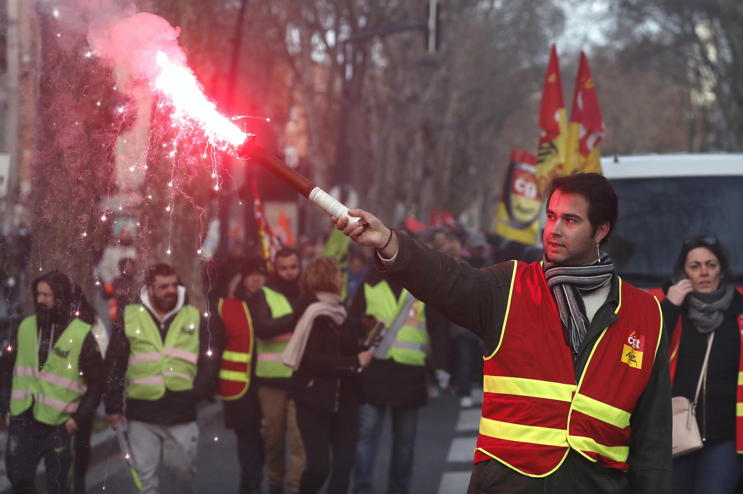 La marcia dei manifestanti guidata dai sindacati francesi