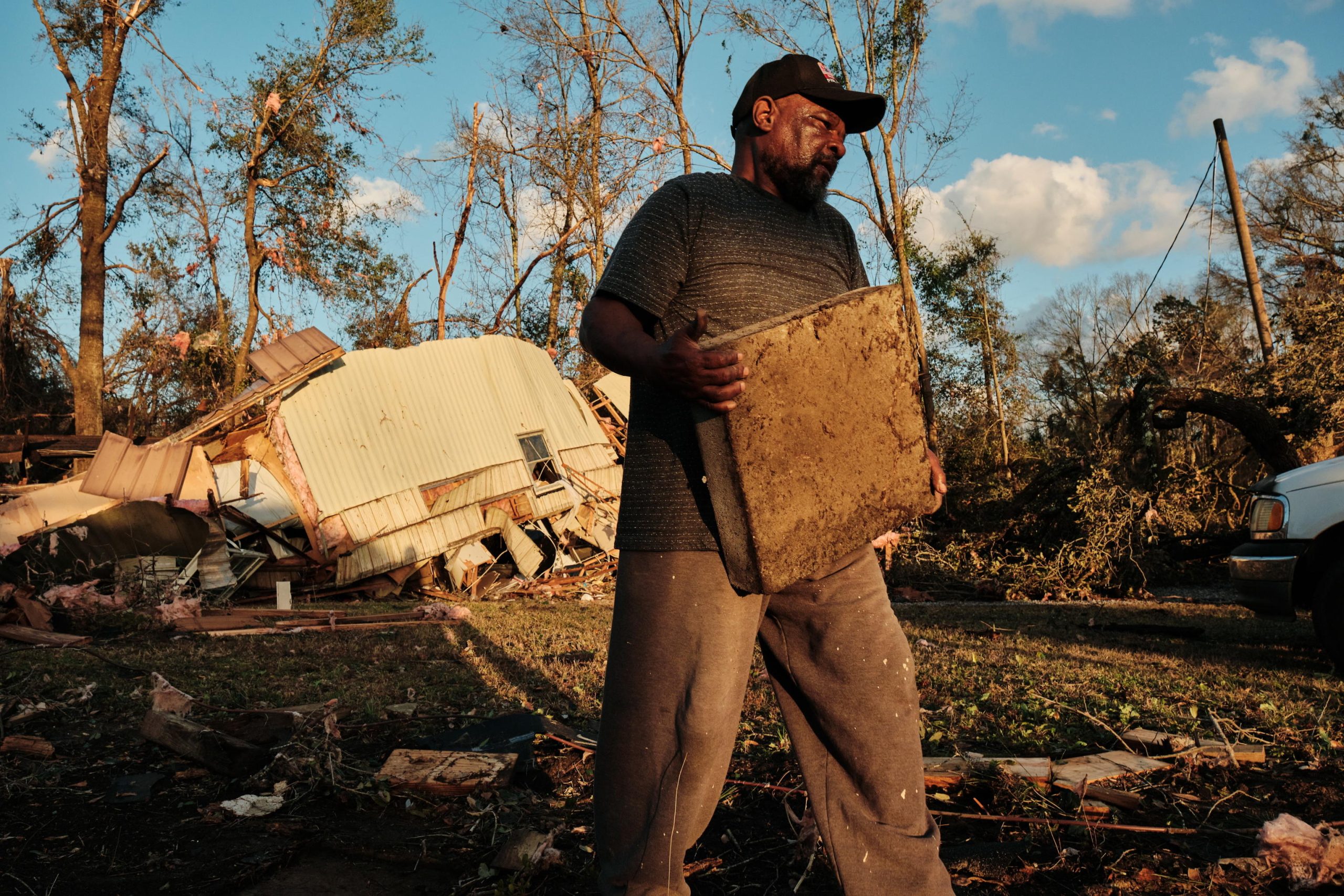 Mount Vernon, Georgia (USA): un uomo rimuove alcuni detriti da un campo roulotte andato distrutto