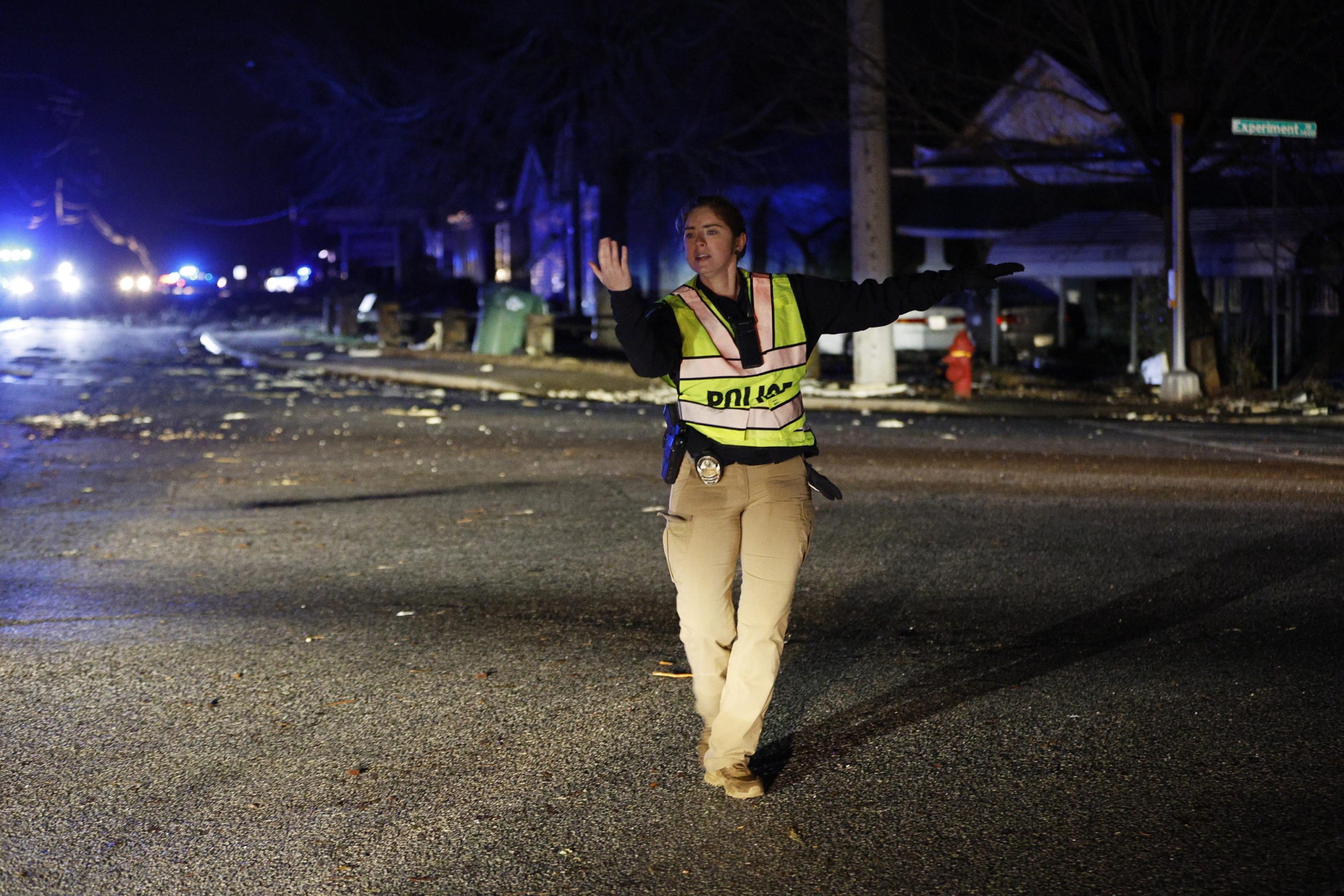 Griffit, Georgia (USA): una poliziotta devia il traffico dalle strade danneggiate dal tornado