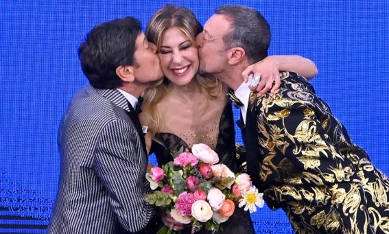 Amadeus e Gianni Morandi con Francesca Fagnani, co-conduttrice della seconda serata