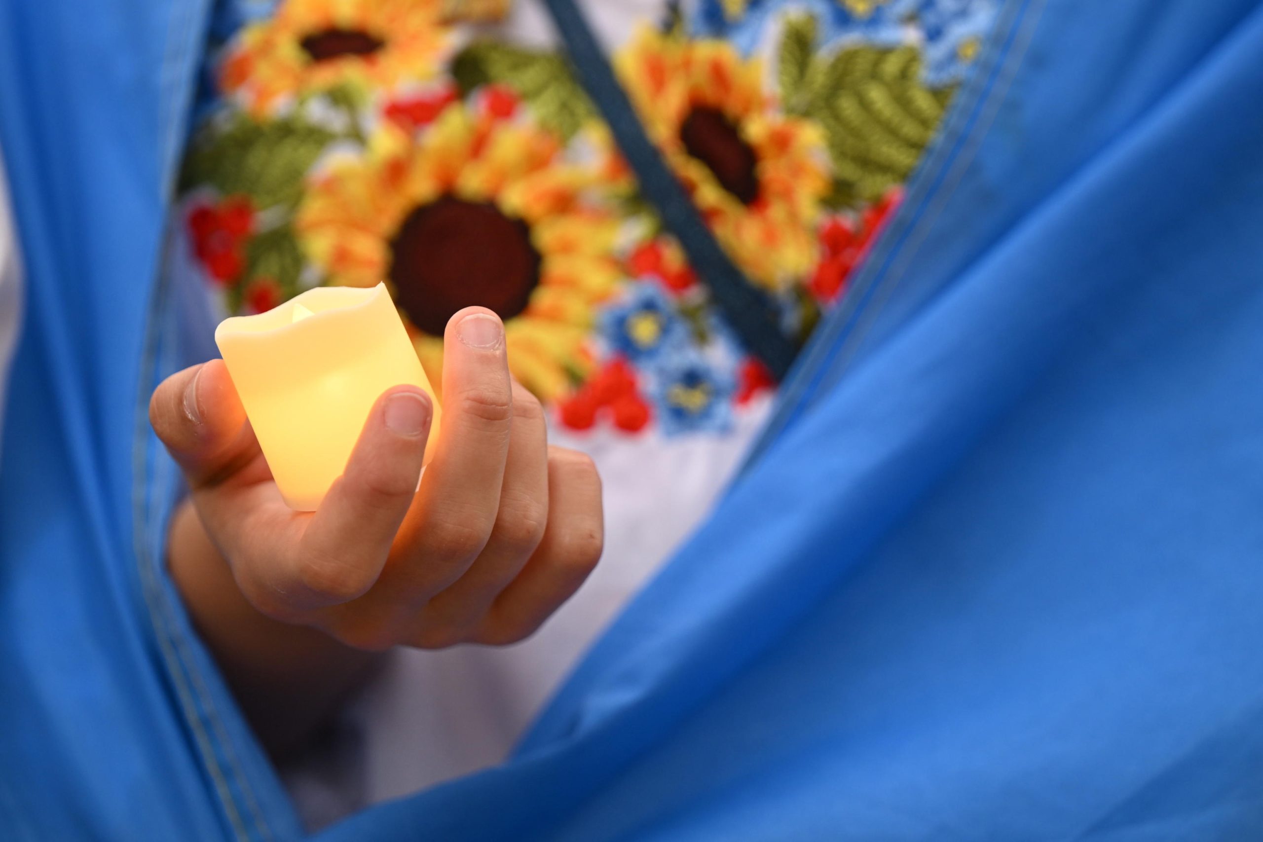 Durante la veglia una donna tiene una candela