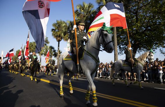 Membri delle forze armate domenicane sfilano a cavallo durante la parata militare per l'anniversario dell'Indipendenza del Paese