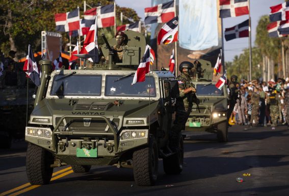 Soldati domenicani a bordo di veicoli militari durante la parata