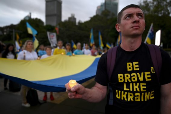 Un ragazzo alla veglia mostra una maglia che inneggia alla resistenza del popolo ucraino
