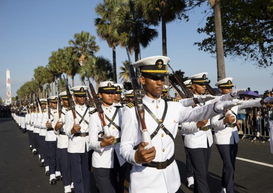 Membri della componente navale delle forze armate domenicane sfilano durante la parata