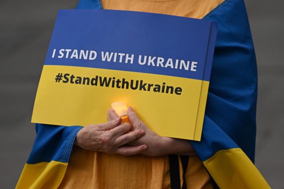 Un cartello mostra il sostegno al popolo ucraino