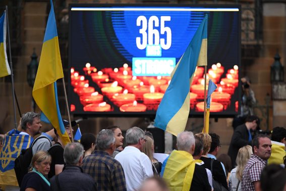 I membri della comunità ucraina e i loro sostenitori tengono una veglia commemorativa a Sydney, in Australia