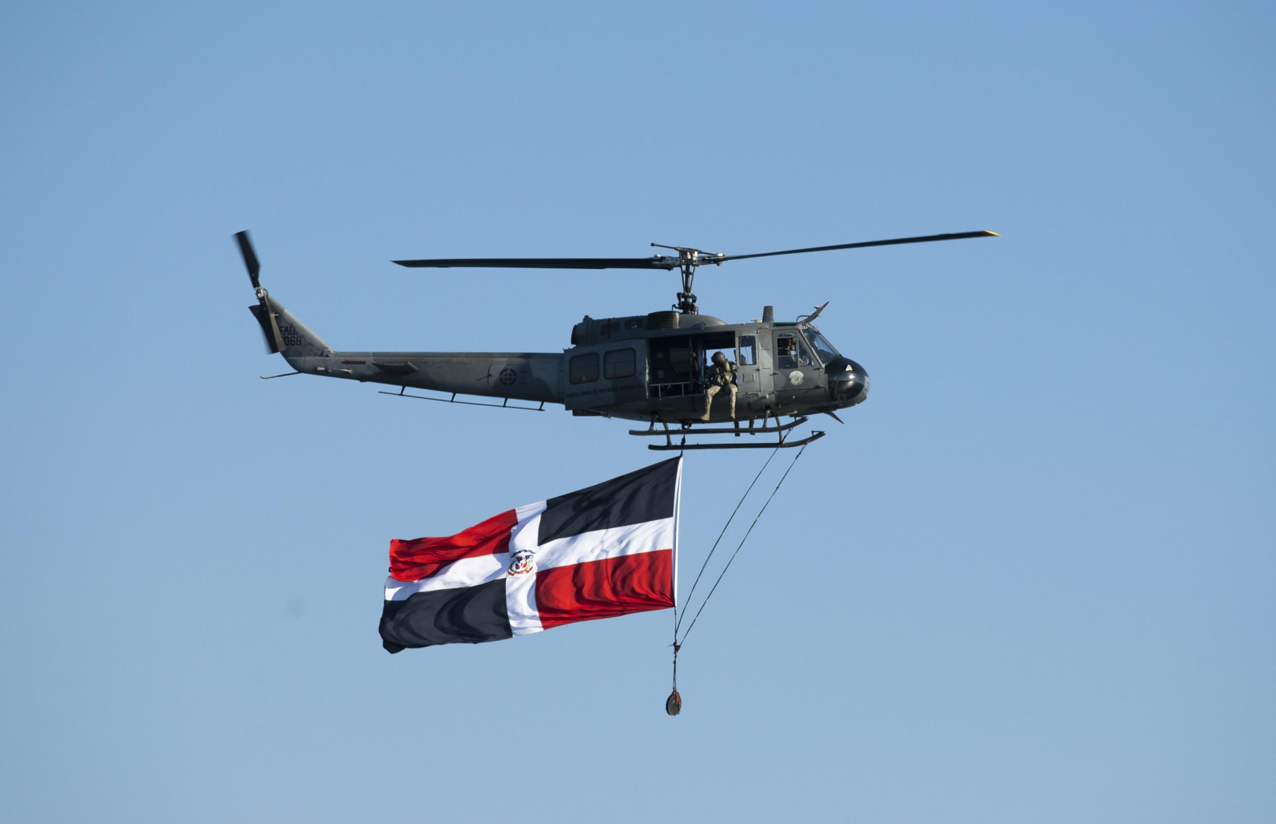Una bandiera Domenicana calata da un elicottero durante la parata militare per il giorno dell'Indipendenza