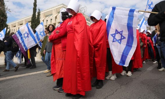 Secondo gli attivisti, l'intenzione del premier sarebbe quella di riformare il sistema giudiziario. Ciò indebolirebbe il potere della Corte Suprema israeliana