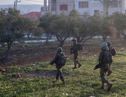 Soldati israeliani di pattuglia dopo l'attacco a fuoco del giorno prima