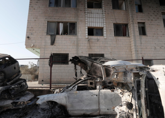 Auto e strutture bruciate in Cisgiordania dopo la morte dei due israeliani