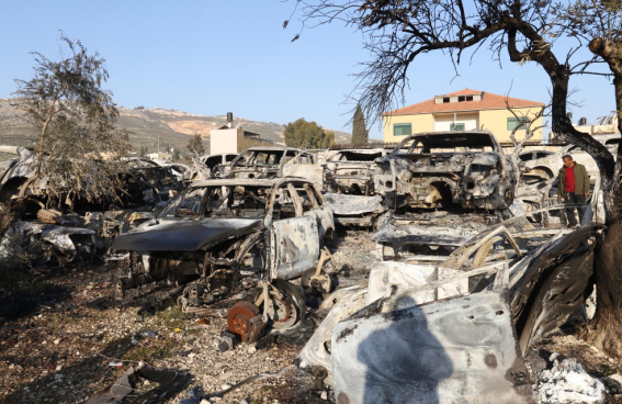 Auto e strutture bruciate in Cisgiordania dopo la morte dei due israeliani in una sparatoria
