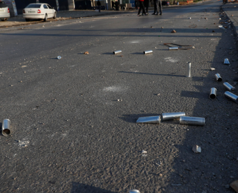 Bossoli di lacrimogeni sono sparsi sul terreno