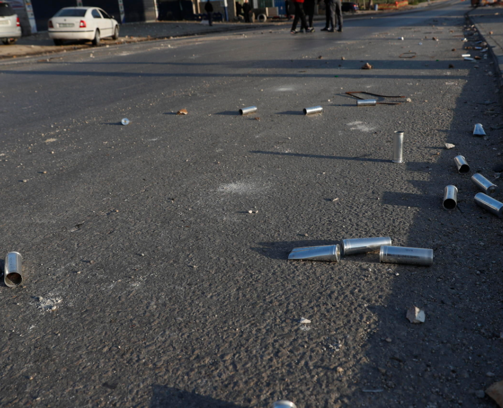 Bossoli di lacrimogeni sono sparsi sul terreno