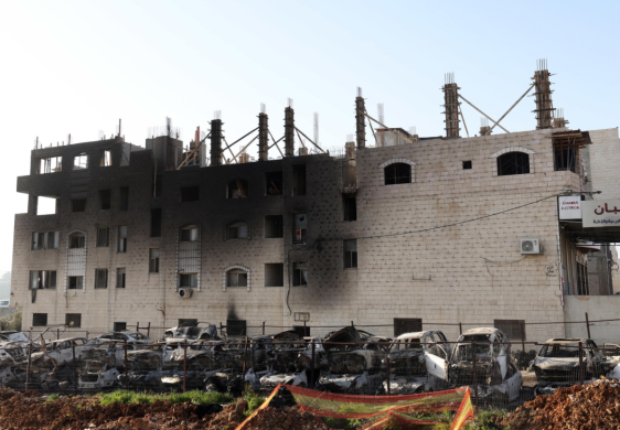 Edificio bruciato a seguito delle violenze di ieri in Cisgiordania, dopo la morte di due israeliani in una sparatoria ad Huwara