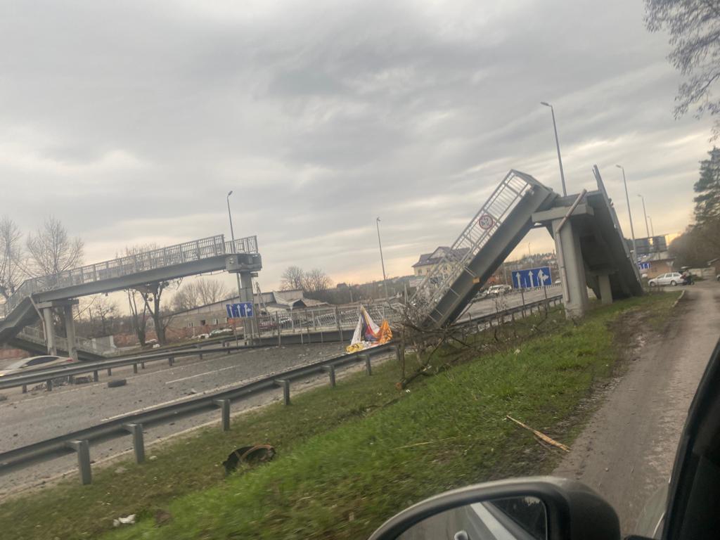 Una strada distrutta a Kyiv