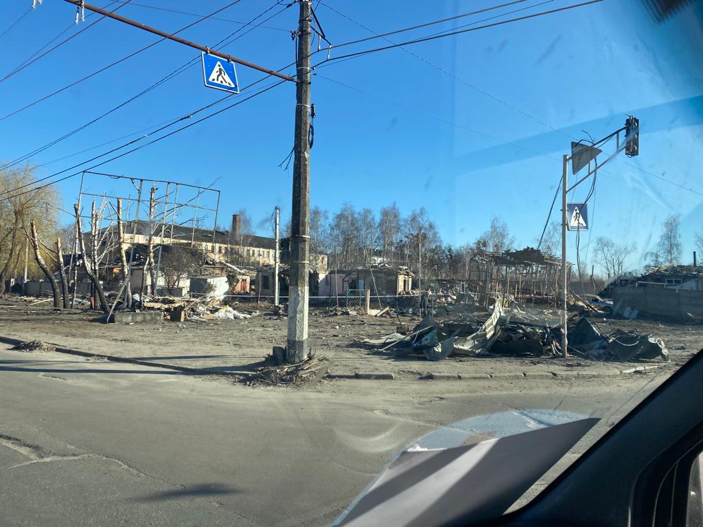 Una strada distrutta dai bombardamenti russi a Zhytomyr
