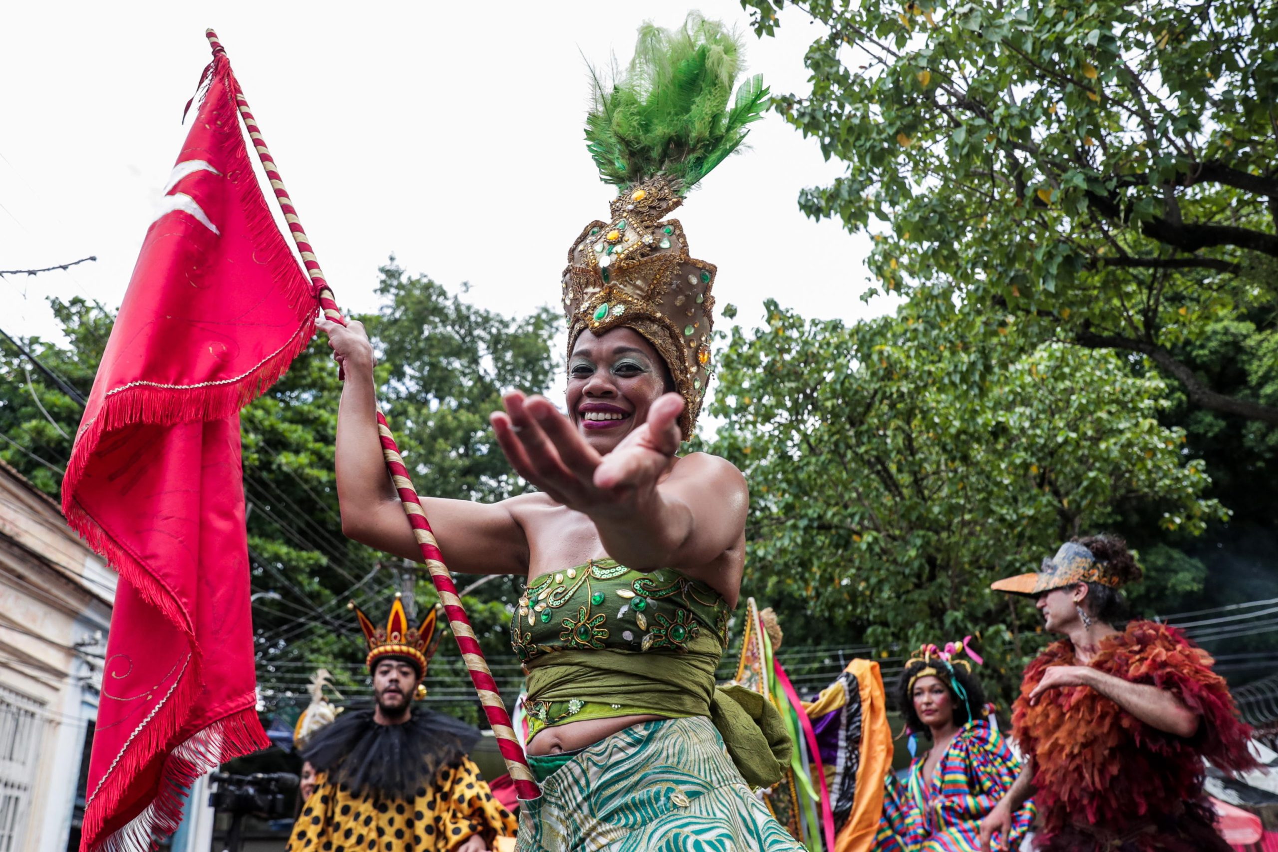 Una partecipante sfila in abiti tradizionali carnevaleschi durante la parata