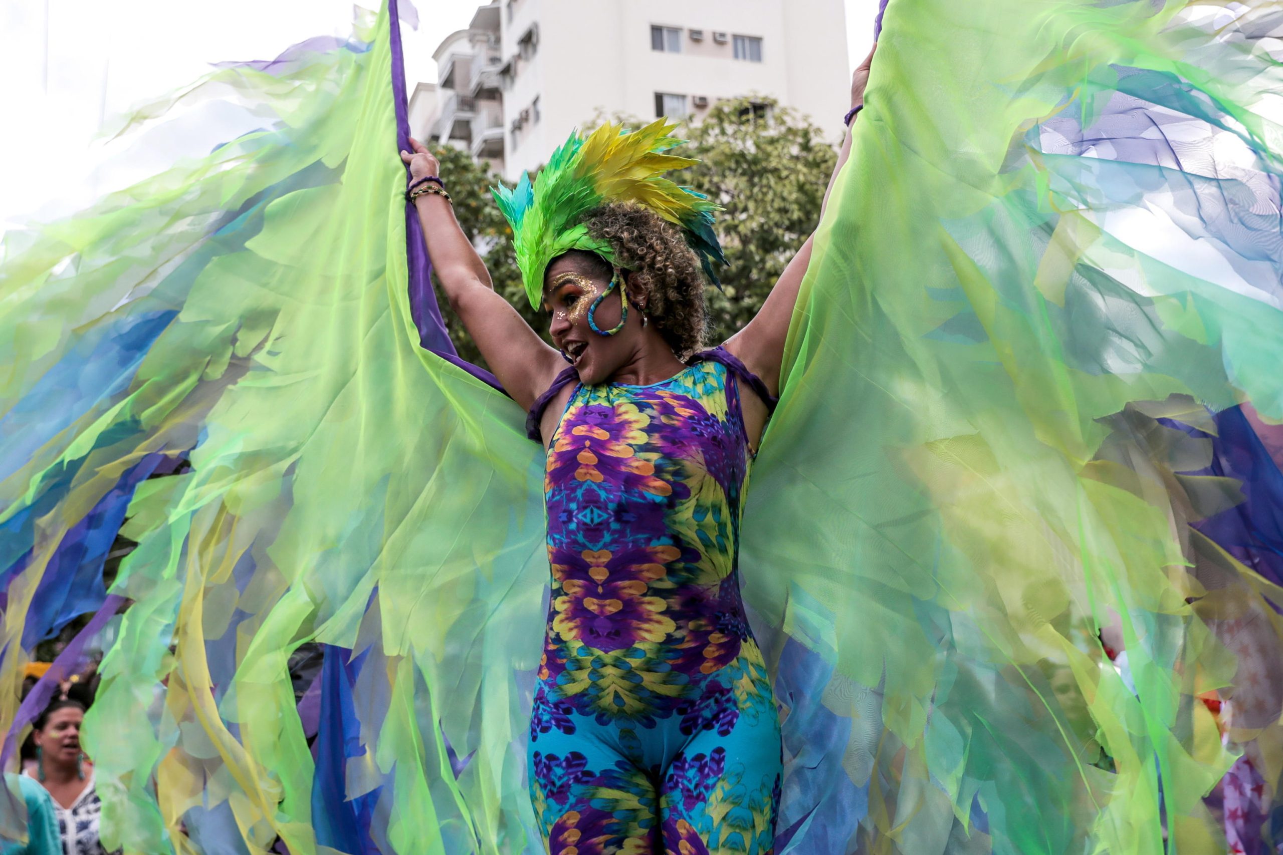 Una ballerina in maschera durante la parata di carnevale organizzata a Rio de Janeiro dal gruppo Loucura Suburbana