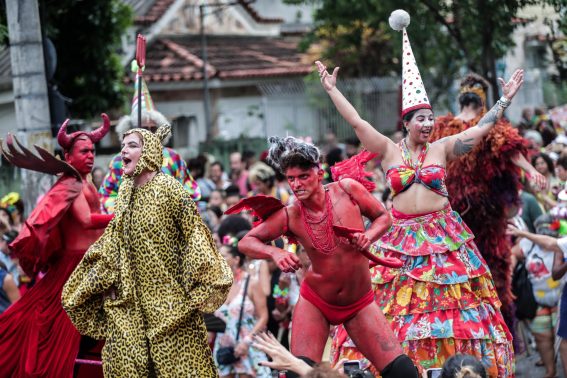 Partecipanti in maschera si uniscono in un ballo collettivo