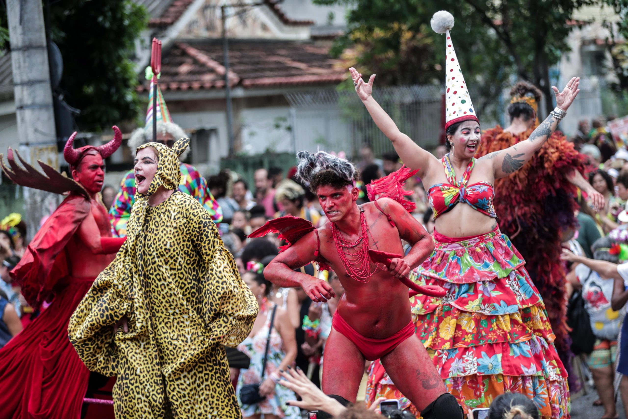 Partecipanti in maschera si uniscono in un ballo collettivo