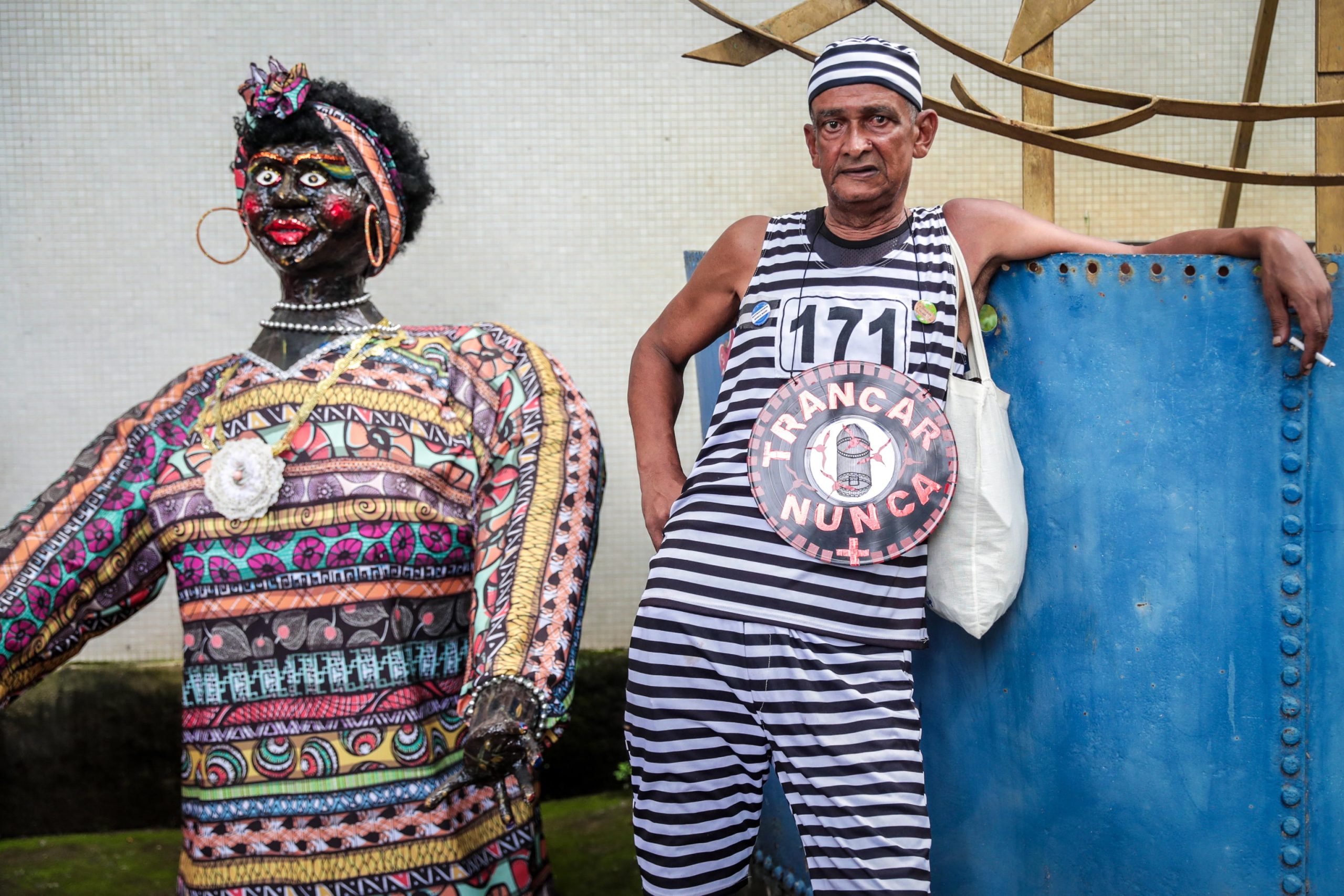 Un uomo travestito da carcerato porta al collo una targa con su scritto "trancar nunca", un messaggio in nome della libertà